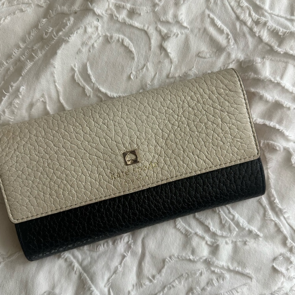 New Kate Spade Sandra Southport Avenue Beige/Black Leather Trifold Wallet